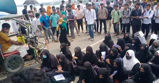 চাঁপাইনবাবগঞ্জে ডিপ্লোমা শিক্ষার্থীদের সড়ক অবরোধ, ভোগান্তিতে যাত্রীরা